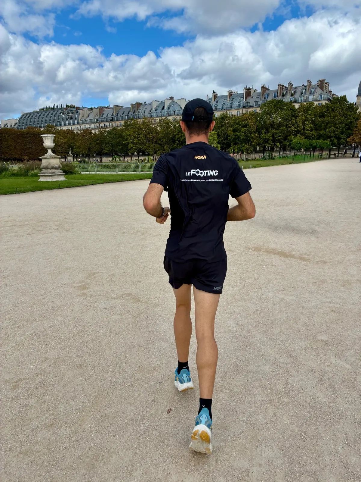 Un coureur en tenue LE FOOTING dans le jardin des Tuileries