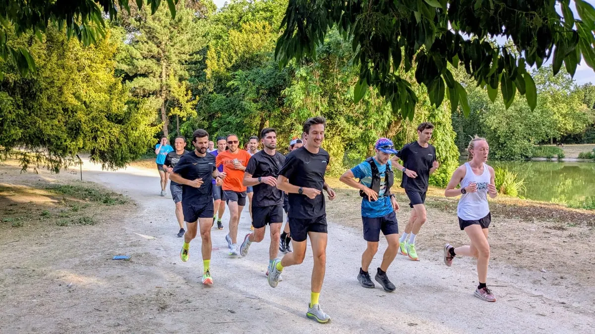 Un groupe de collaborateurs court ensemble dans un parc, pendant une séance LE FOOTING