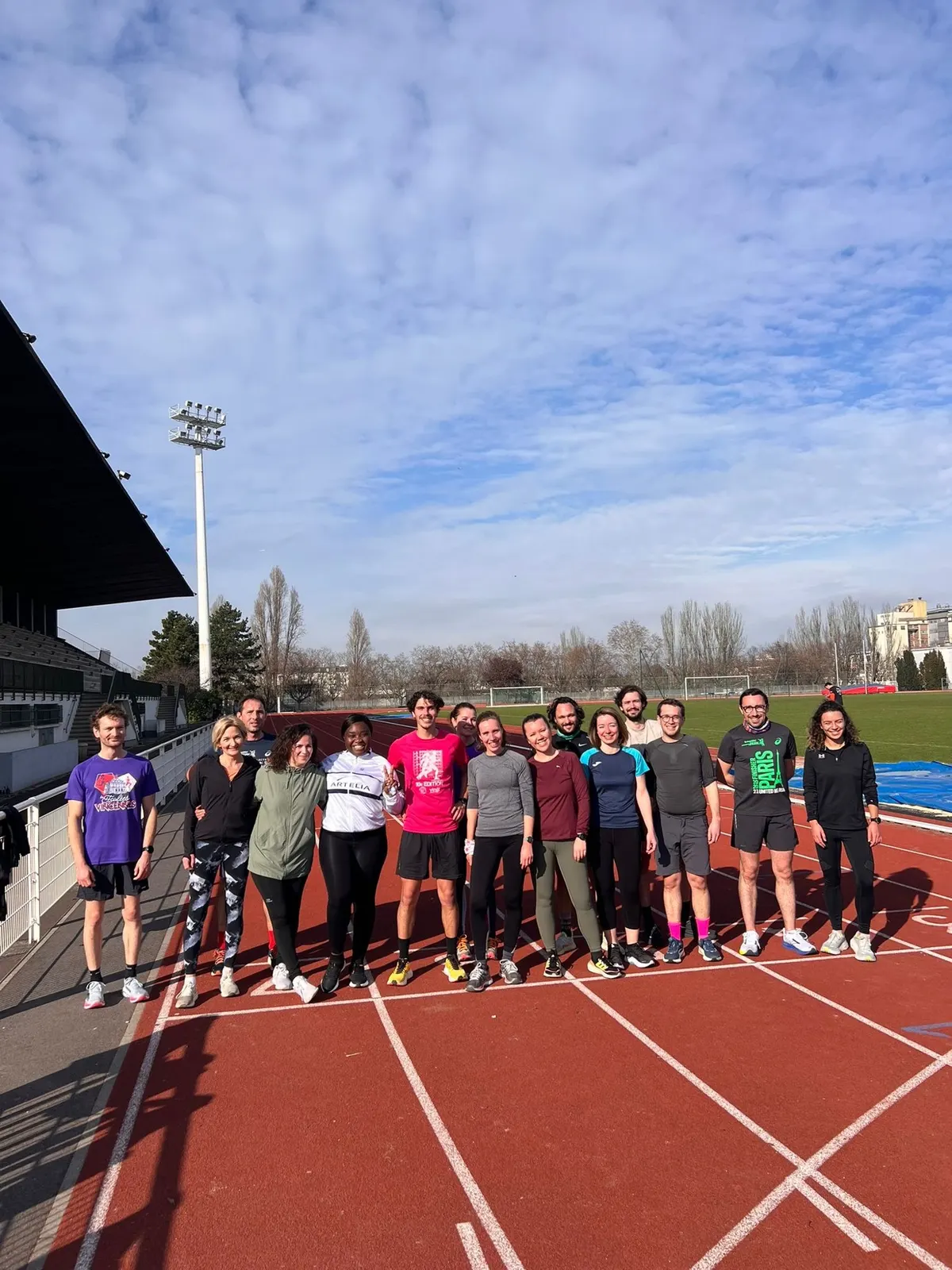 Un groupe de coureurs LE FOOTING réuni sur une piste d'athlétisme